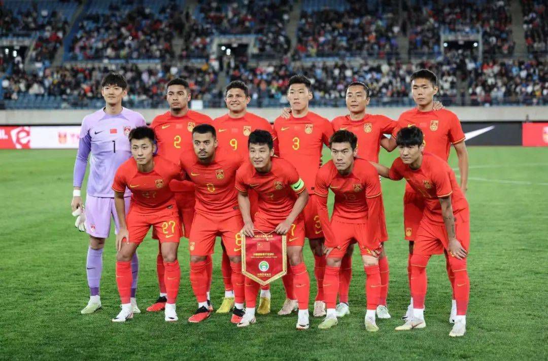 韩国片子在犯法惊悚方面的拍摄时愈来愈有水准，故事的编排也较为精巧，从传统意义来讲《邻人》属于封锁式的罪案片子，在一个幽闭的空间里产生连环杀人事务，但是本片对杀人念头并没有过量的衬着，而是在一些细节上精心编排，惹人进胜，以此牢牢捉住不雅众的心里，另外影片夸大了每一个人都要为本身所做的工作背负必然的心里暗影，使得影片不论是外在的杀人事务仍是里面的精力世界都在必然水平上腐蚀着不雅众，并在必然水平上取得不雅众承认。
