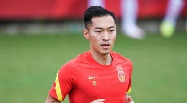 千年前一冷门学子在桃林中苦读圣贤之书，一只白狐被刁蛮公主追杀至此，得墨客相救，但墨客却因救下白狐而被公主杀死。那一幕凄惨痛惨，小白狐已通灵性，心中感恩，在墨客身边久久不愿离往。 千年来，小白狐在佛前参悟，期待循环转世的墨客，因而小白狐踏遍尘凡，苦苦寻觅无名墨客的转世。一寻，即是千年。 千年后，天界、人界、魔界，三界被小白狐的授业恩师灵狐仙君掌控，三界堕入馄饨。 转世的墨客和修炼成人的小白开启了他们人魔相恋和解救三界回回正道的传奇故事。